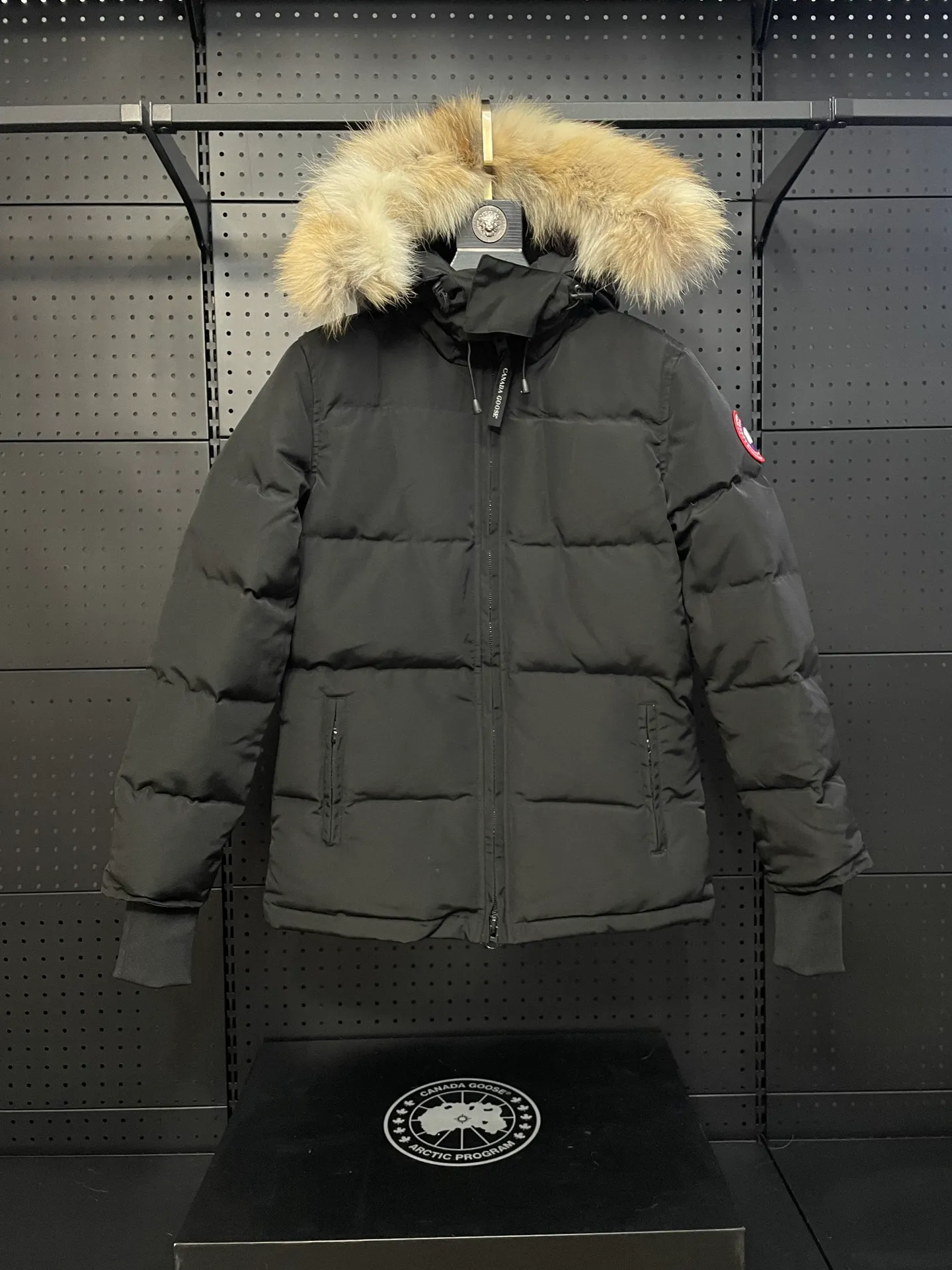 P880 black Canadian CANADA GOOES 04 model/women's model. The Arctic and Antarctic scientific expedition teams and others choose Canada Goose as their cold-proof equipment. They are the Rolls-Royce of down jackets.  ➖ Industry-leading anti-counterfeiting chip sensing.  ➖ Imported Behringer embroidery machines and customized embroidery labels, the highest level and industry leading.  ➖ Imported Korean 21-count polyester-cotton blended original fabric, TC85 waterproof coated fabric, water-repellent, windproof and wear-resistant.  ➖ The new national standard 80 white duck down is filled with an average of 520 grams of down. The amount of down filled is industry-leading.  ➖ 100% nylon lining with double double-layer sealing design to prevent velvet running, and seamless thread design on the cuffs!  ➖ Western Canadian Green Wolf Collar.  ➖ Yoshida YKK provides original factory-customized electroplated sliders. YKK two-way lockable zippers are tight and smooth and do not peel off paint.  ➖ 3M composite Velcro is durable and the accessories and hardware are all custom-made. Only for the purest goose, the most dedicated, the most professional, the highest quality, the highest cost performance!    SIZE:XS-XXL